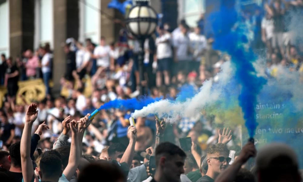 Premier League: Γυναίκα αστυνομικός τραυματίστηκε σοβαρά στο κεφάλι σε φιέστα οπαδών